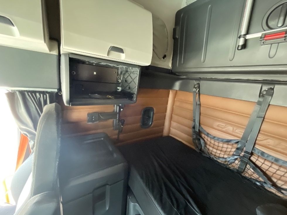 Sleeper Tractor-Heavy Duty Tractors-Freightliner-2020-T12664ST-Phoenix-AZ-440,072\n\t\tmiles-$ 67,000 - Image 19