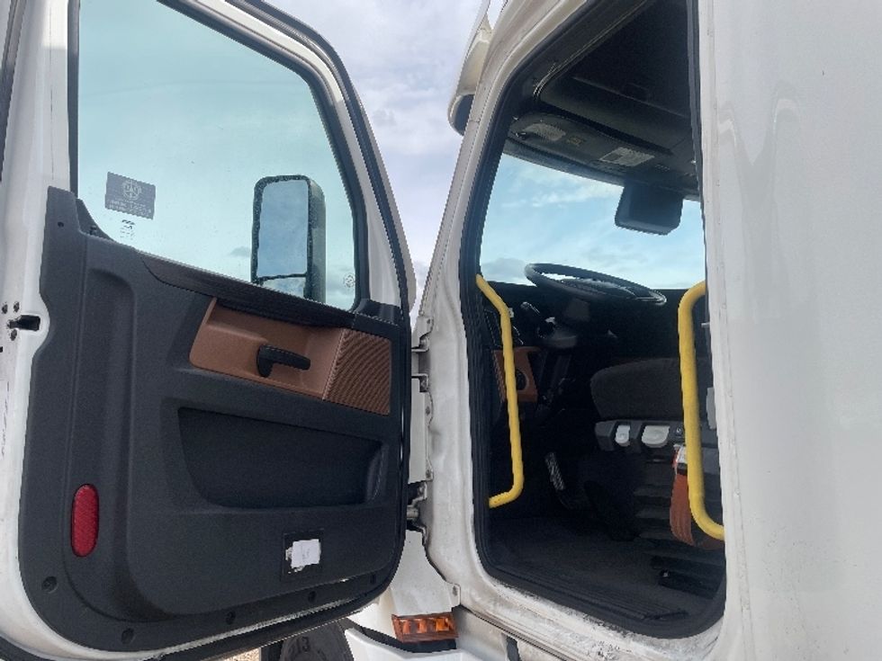 Sleeper Tractor-Heavy Duty Tractors-Freightliner-2020-T12664ST-Phoenix-AZ-440,072\n\t\tmiles-$ 67,000 - Image 9