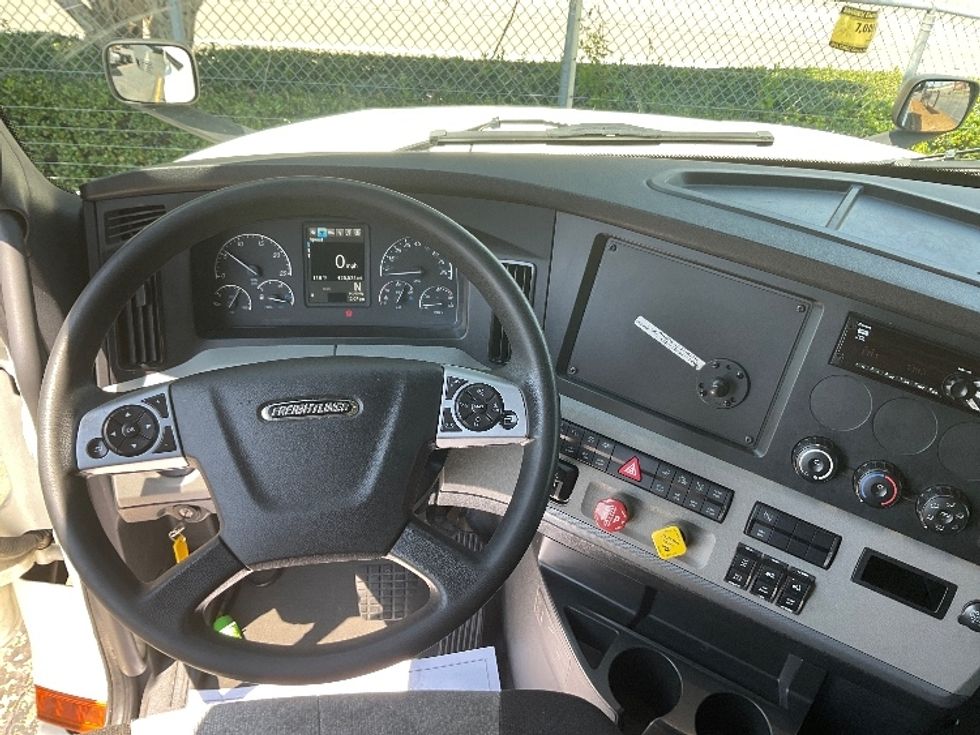 Sleeper Tractor-Heavy Duty Tractors-Freightliner-2020-T12664ST-Phoenix-AZ-451,696\n\t\tmiles-$ 70,250 - Image 11