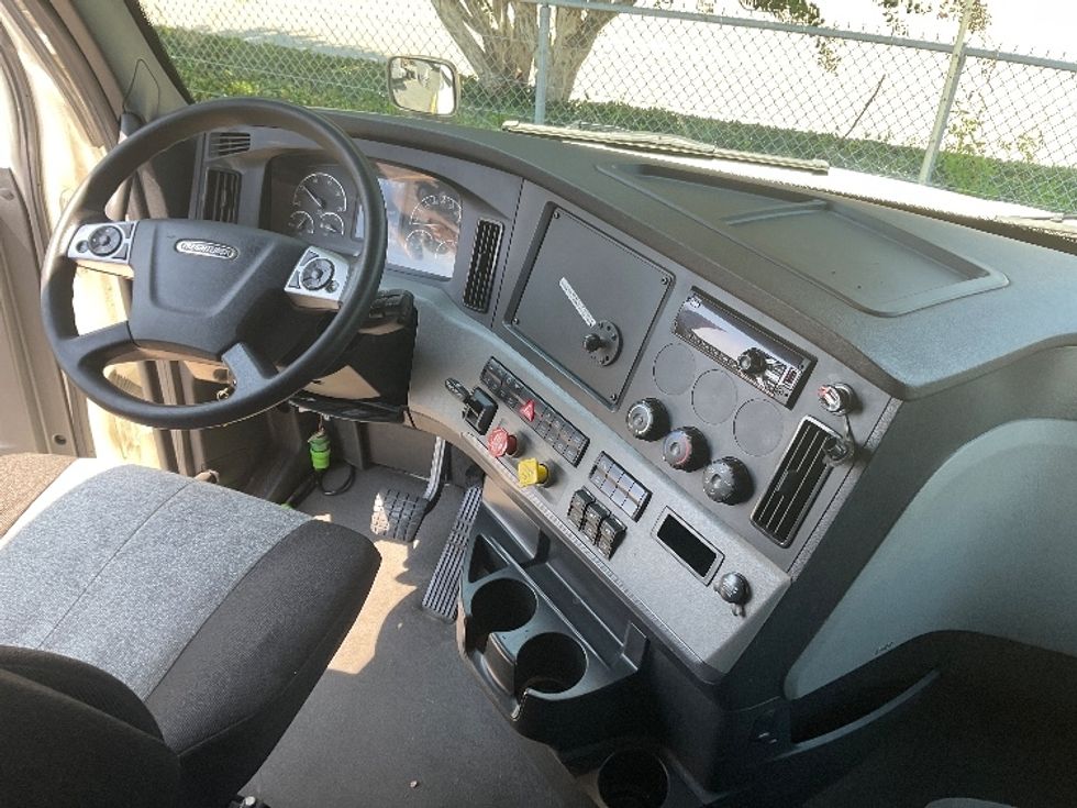 Sleeper Tractor-Heavy Duty Tractors-Freightliner-2020-T12664ST-Phoenix-AZ-451,696\n\t\tmiles-$ 70,250 - Image 12
