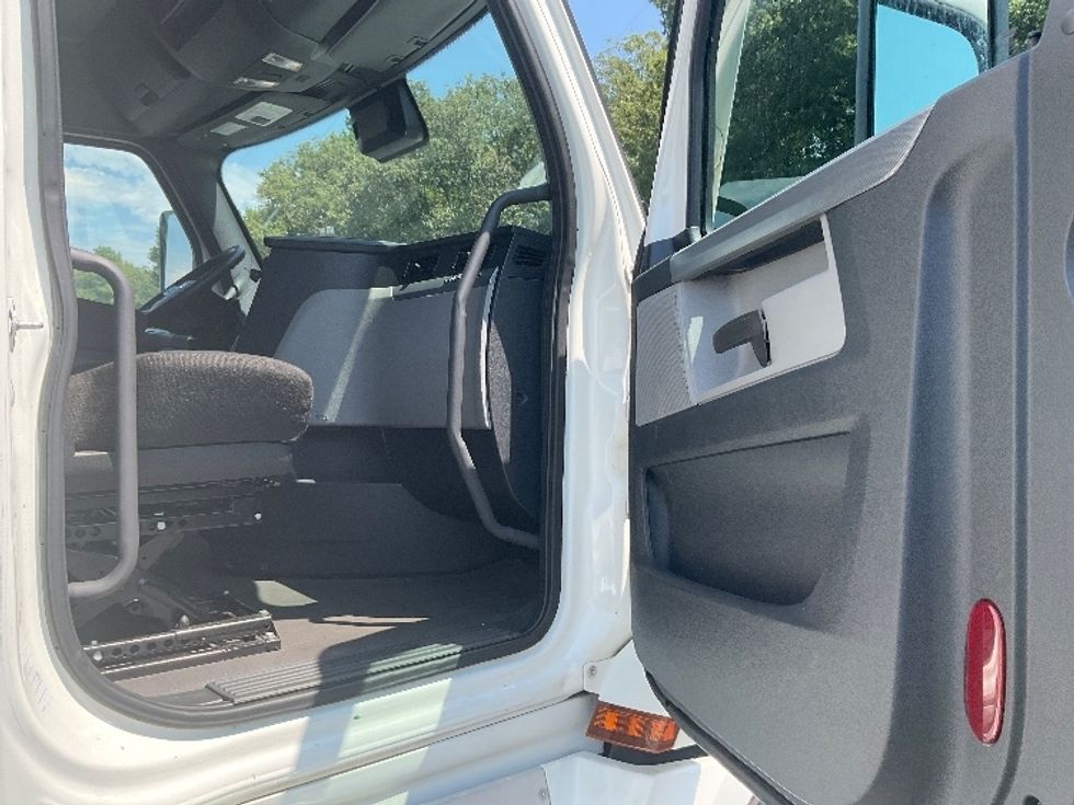 Sleeper Tractor-Heavy Duty Tractors-Freightliner-2020-T12664ST-Phoenix-AZ-451,696\n\t\tmiles-$ 70,250 - Image 13