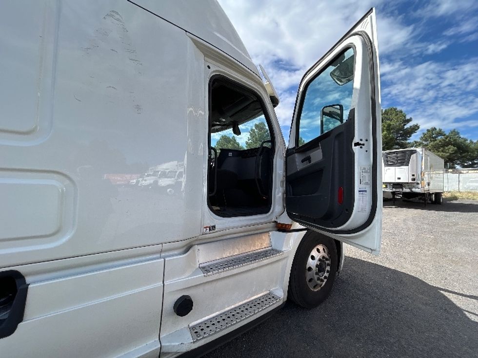 Sleeper Tractor-Heavy Duty Tractors-Freightliner-2020-T12664ST-Phoenix-AZ-459,331\n\t\tmiles-$ 72,000 - Image 13