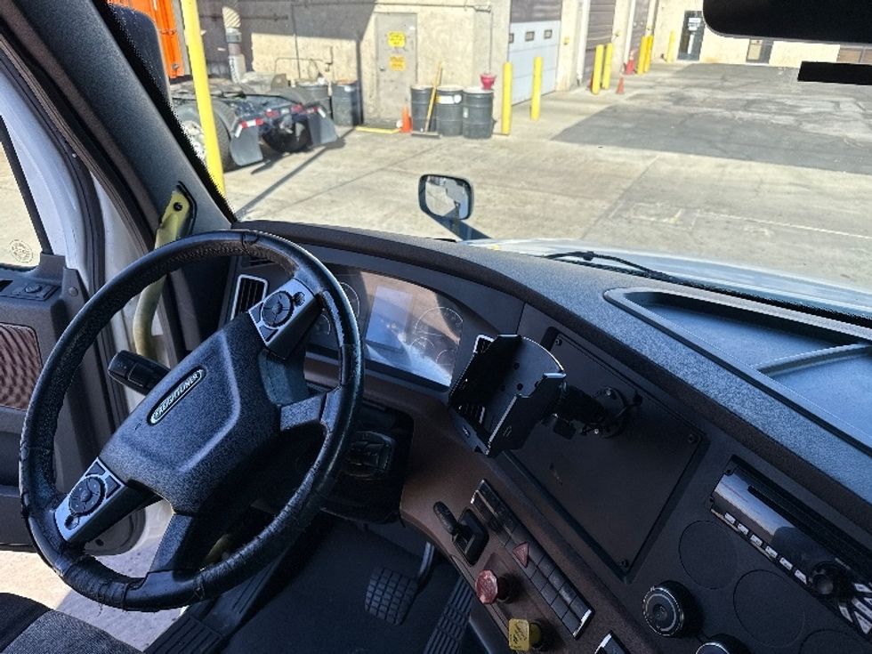 Sleeper Tractor-Heavy Duty Tractors-Freightliner-2020-T12664ST-Phoenix-AZ-468,832\n\t\tmiles-$ 65,250 - Image 11
