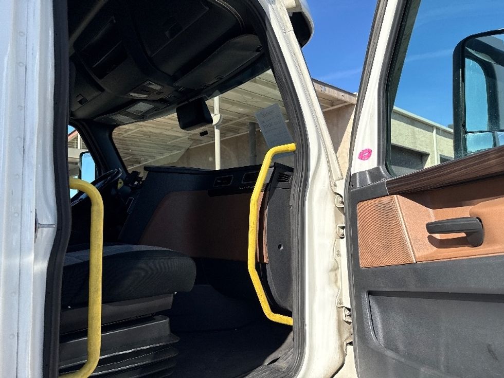 Sleeper Tractor-Heavy Duty Tractors-Freightliner-2020-T12664ST-Phoenix-AZ-468,832\n\t\tmiles-$ 65,250 - Image 13