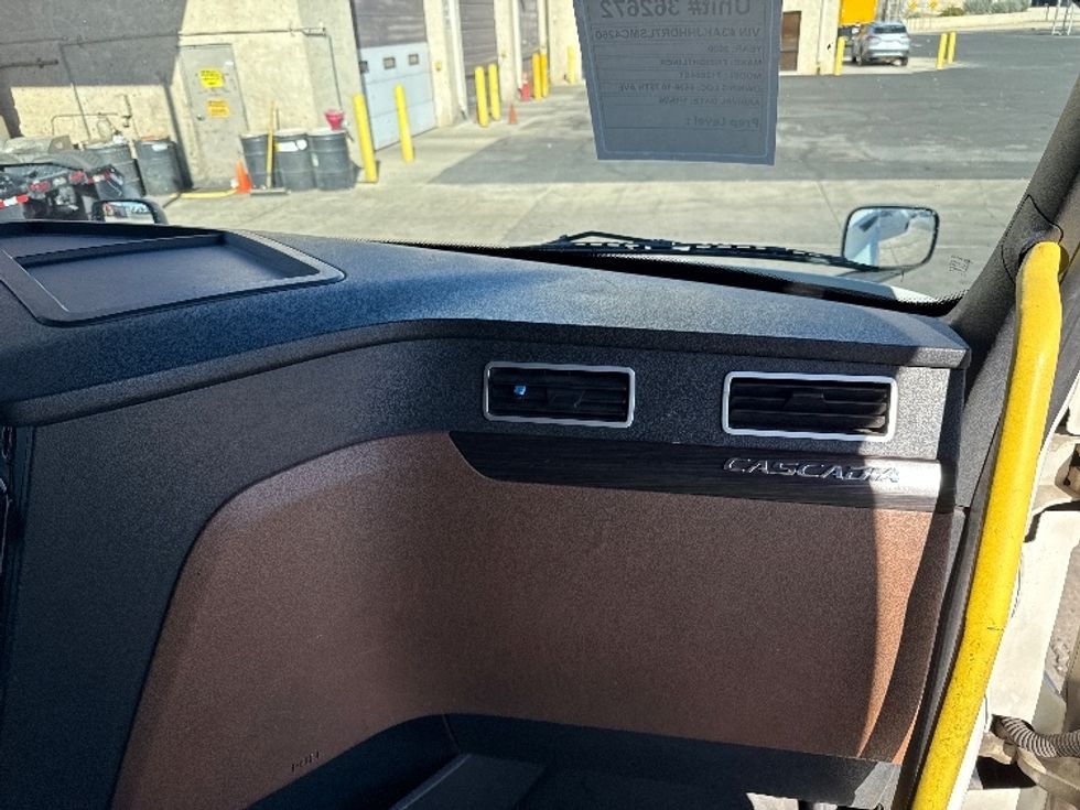 Sleeper Tractor-Heavy Duty Tractors-Freightliner-2020-T12664ST-Phoenix-AZ-468,832\n\t\tmiles-$ 65,250 - Image 14