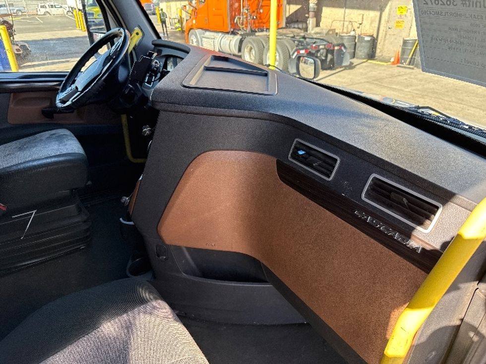 Sleeper Tractor-Heavy Duty Tractors-Freightliner-2020-T12664ST-Phoenix-AZ-468,832\n\t\tmiles-$ 65,250 - Image 15