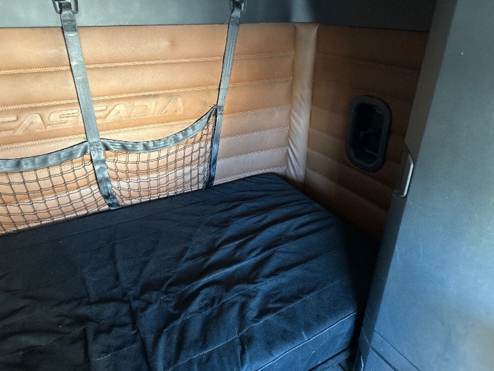 Sleeper Tractor-Heavy Duty Tractors-Freightliner-2020-T12664ST-Phoenix-AZ-468,832\n\t\tmiles-$ 65,250 - Image 17