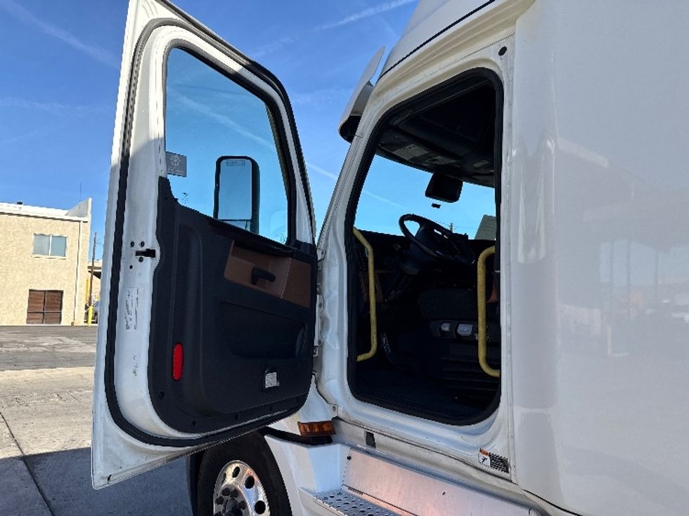 Sleeper Tractor-Heavy Duty Tractors-Freightliner-2020-T12664ST-Phoenix-AZ-468,832\n\t\tmiles-$ 65,250 - Image 9