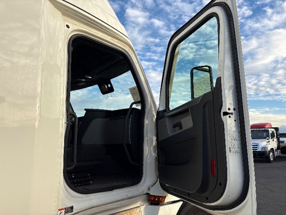 Sleeper Tractor-Heavy Duty Tractors-Freightliner-2020-T12664ST-Phoenix-AZ-508,370\n\t\tmiles-$ 60,750 - Image 13