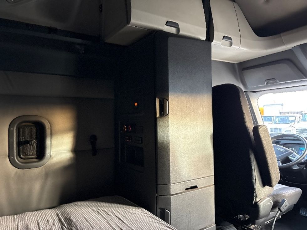 Sleeper Tractor-Heavy Duty Tractors-Freightliner-2020-T12664ST-Phoenix-AZ-508,370\n\t\tmiles-$ 60,750 - Image 18