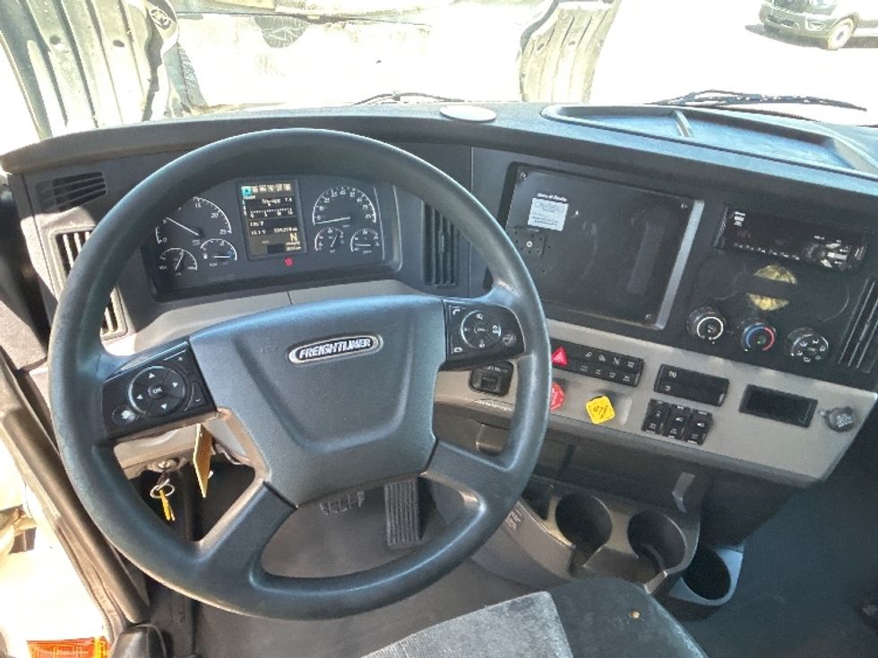 Sleeper Tractor-Heavy Duty Tractors-Freightliner-2020-T12664ST-Phoenix-AZ-509,280\n\t\tmiles-$ 66,250 - Image 11