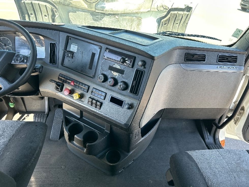 Sleeper Tractor-Heavy Duty Tractors-Freightliner-2020-T12664ST-Phoenix-AZ-509,280\n\t\tmiles-$ 66,250 - Image 12