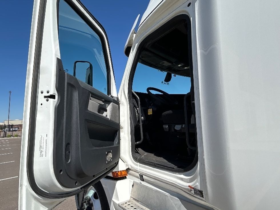 Sleeper Tractor-Heavy Duty Tractors-Freightliner-2020-T12664ST-Phoenix-AZ-509,280\n\t\tmiles-$ 66,250 - Image 9