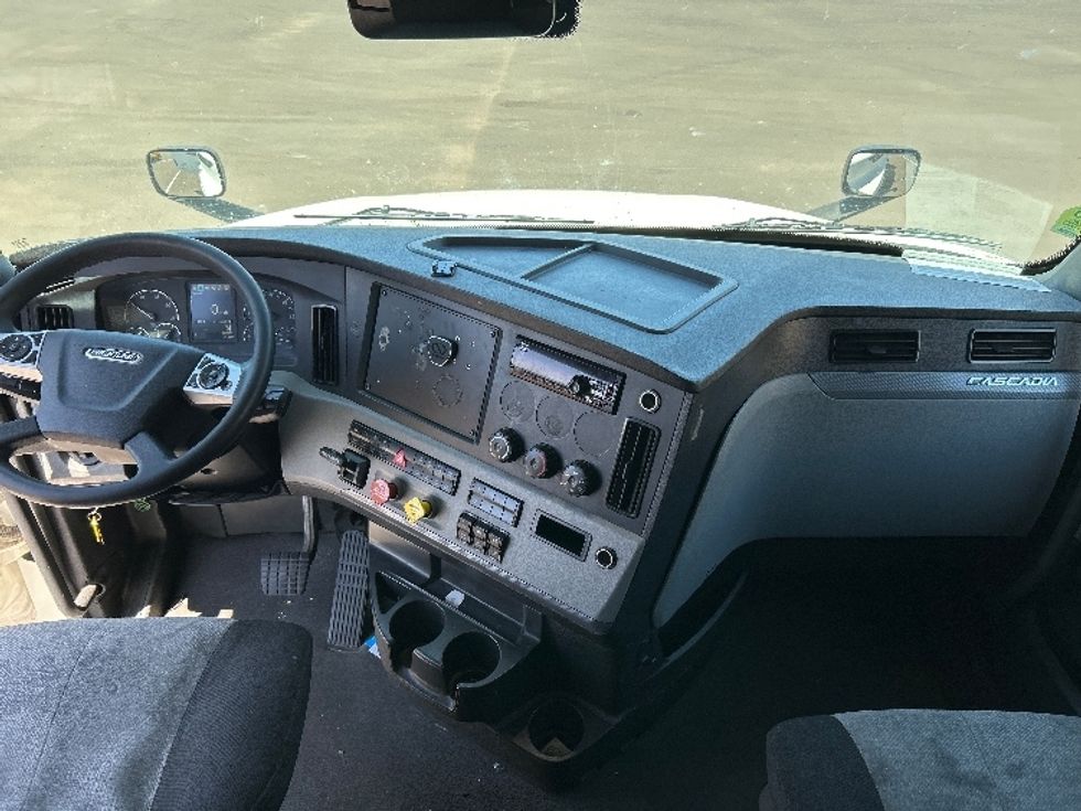 Sleeper Tractor-Heavy Duty Tractors-Freightliner-2020-T12664ST-Phoenix-AZ-518,373\n\t\tmiles-$ 66,750 - Image 12