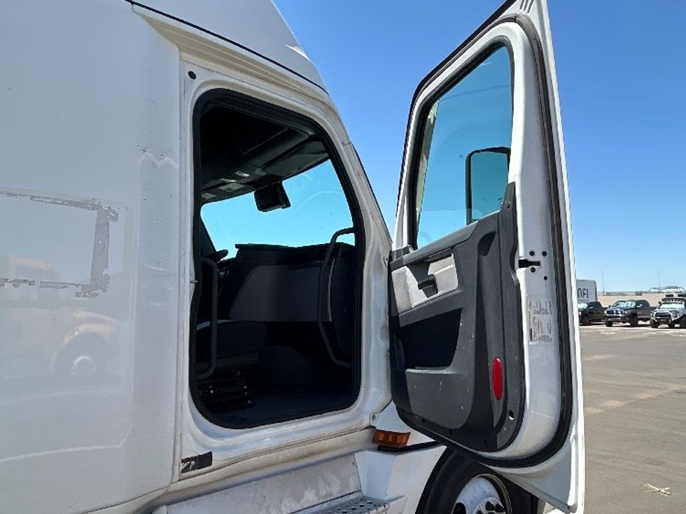 Sleeper Tractor-Heavy Duty Tractors-Freightliner-2020-T12664ST-Phoenix-AZ-518,373\n\t\tmiles-$ 66,750 - Image 13