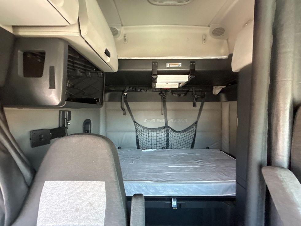 Sleeper Tractor-Heavy Duty Tractors-Freightliner-2020-T12664ST-Phoenix-AZ-518,373\n\t\tmiles-$ 66,750 - Image 16