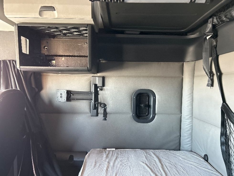 Sleeper Tractor-Heavy Duty Tractors-Freightliner-2020-T12664ST-Phoenix-AZ-529,833\n\t\tmiles-$ 64,750 - Image 17