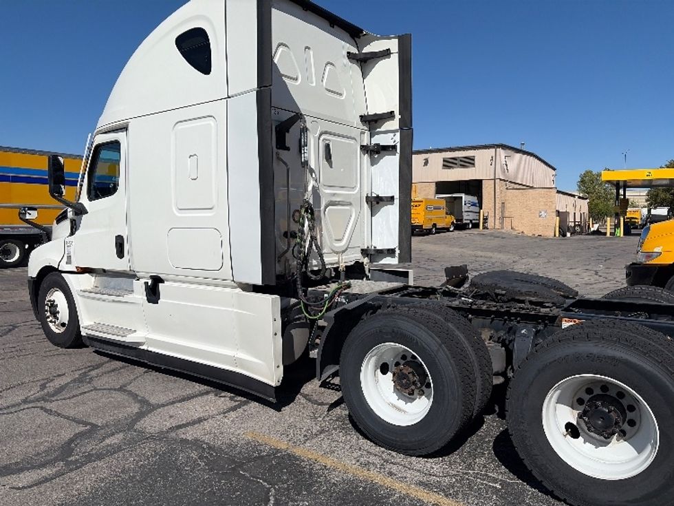 Sleeper Tractor-Heavy Duty Tractors-Freightliner-2020-T12664ST-Phoenix-AZ-529,833\n\t\tmiles-$ 64,750 - Image 4