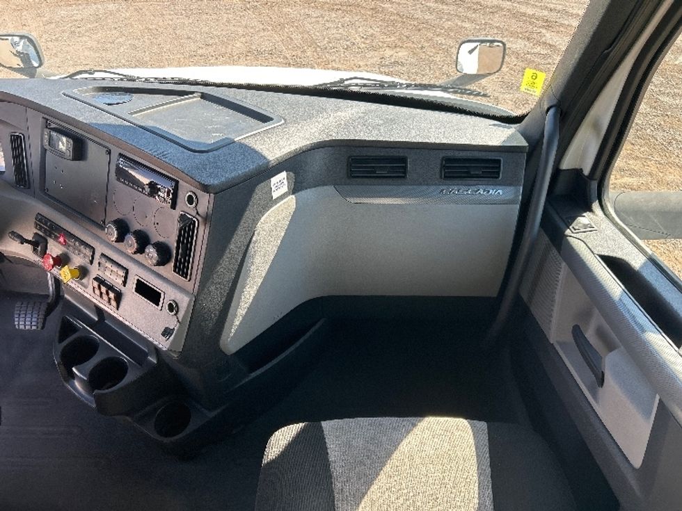 Sleeper Tractor-Heavy Duty Tractors-Freightliner-2020-T12664ST-Phoenix-AZ-550,288\n\t\tmiles-$ 67,750 - Image 14