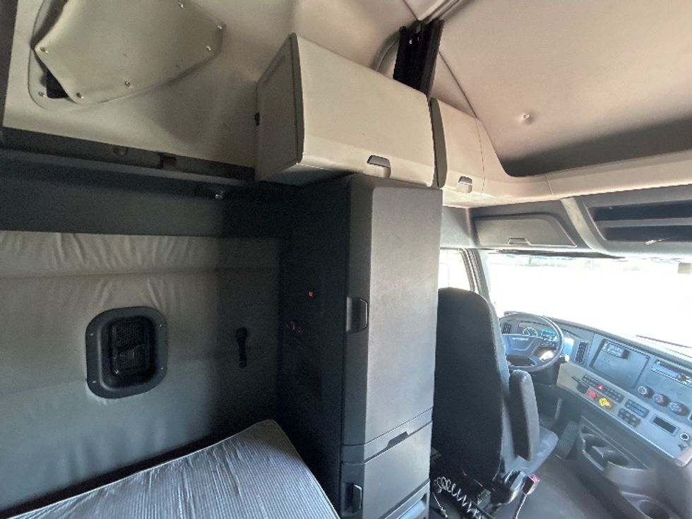 Sleeper Tractor-Heavy Duty Tractors-Freightliner-2020-T12664ST-Phoenix-AZ-550,288\n\t\tmiles-$ 67,750 - Image 18