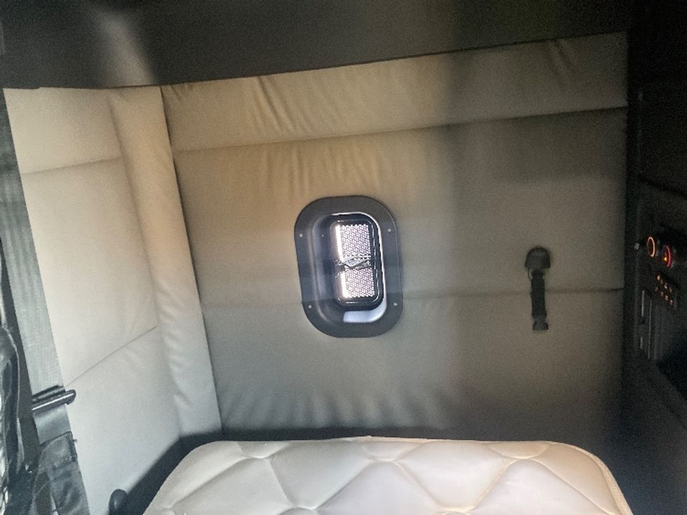 Sleeper Tractor-Heavy Duty Tractors-Freightliner-2020-T12664ST-Phoenix-AZ-553,281\n\t\tmiles-$ 65,500 - Image 18