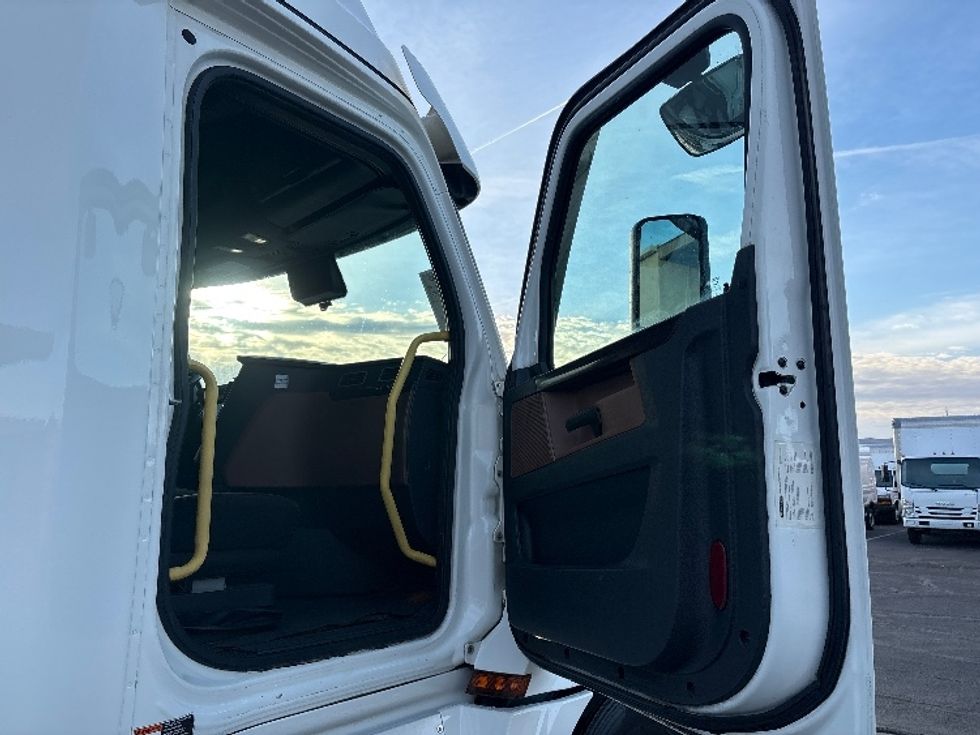 Sleeper Tractor-Heavy Duty Tractors-Freightliner-2020-T12664ST-Phoenix-AZ-582,183\n\t\tmiles-$ 57,250 - Image 13