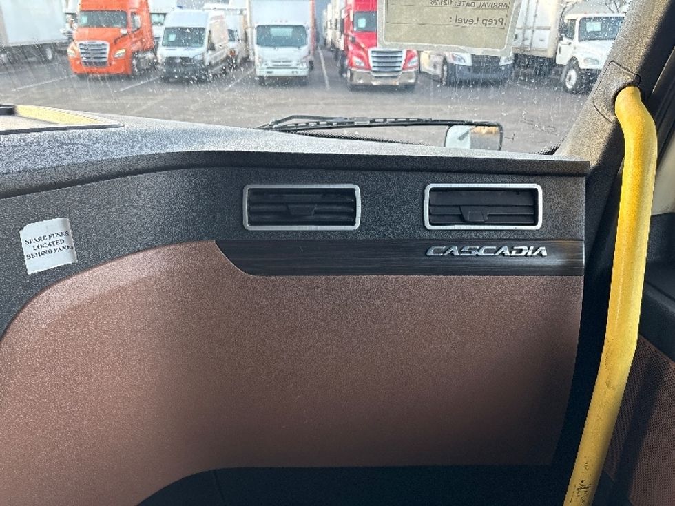 Sleeper Tractor-Heavy Duty Tractors-Freightliner-2020-T12664ST-Phoenix-AZ-582,183\n\t\tmiles-$ 57,250 - Image 14