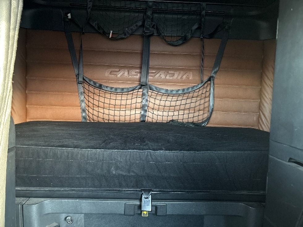 Sleeper Tractor-Heavy Duty Tractors-Freightliner-2020-T12664ST-Phoenix-AZ-582,183\n\t\tmiles-$ 57,250 - Image 16