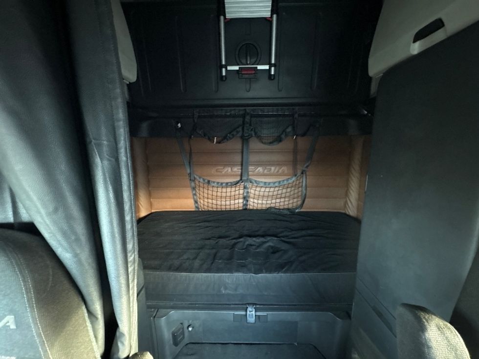 Sleeper Tractor-Heavy Duty Tractors-Freightliner-2020-T12664ST-Phoenix-AZ-582,183\n\t\tmiles-$ 57,250 - Image 17