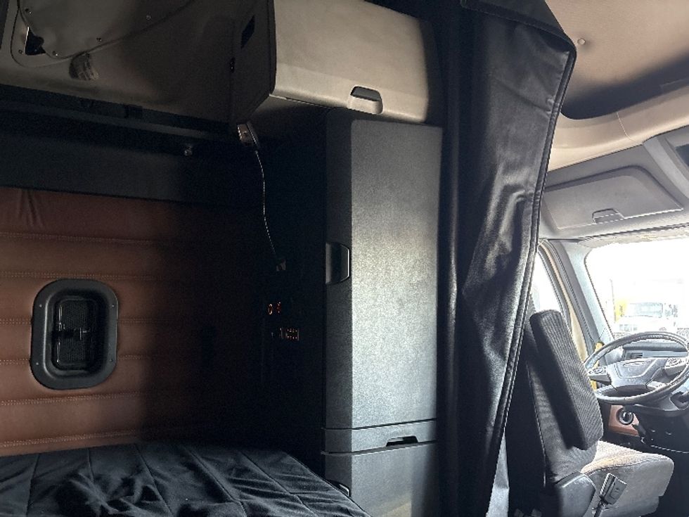 Sleeper Tractor-Heavy Duty Tractors-Freightliner-2020-T12664ST-Phoenix-AZ-582,183\n\t\tmiles-$ 57,250 - Image 18