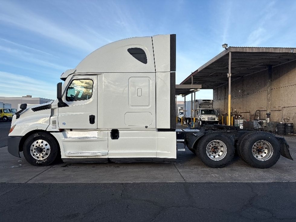 Sleeper Tractor-Heavy Duty Tractors-Freightliner-2020-T12664ST-Phoenix-AZ-582,183\n\t\tmiles-$ 57,250 - Image 4