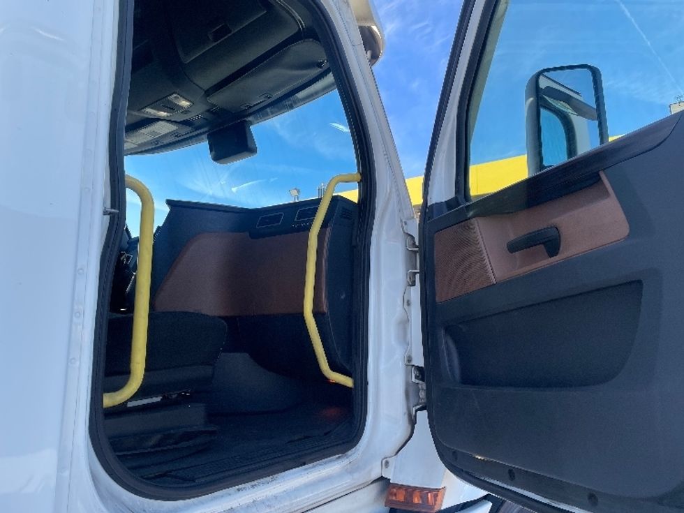 Sleeper Tractor-Heavy Duty Tractors-Freightliner-2020-T12664ST-Phoenix-AZ-590,700\n\t\tmiles-$ 59,500 - Image 13