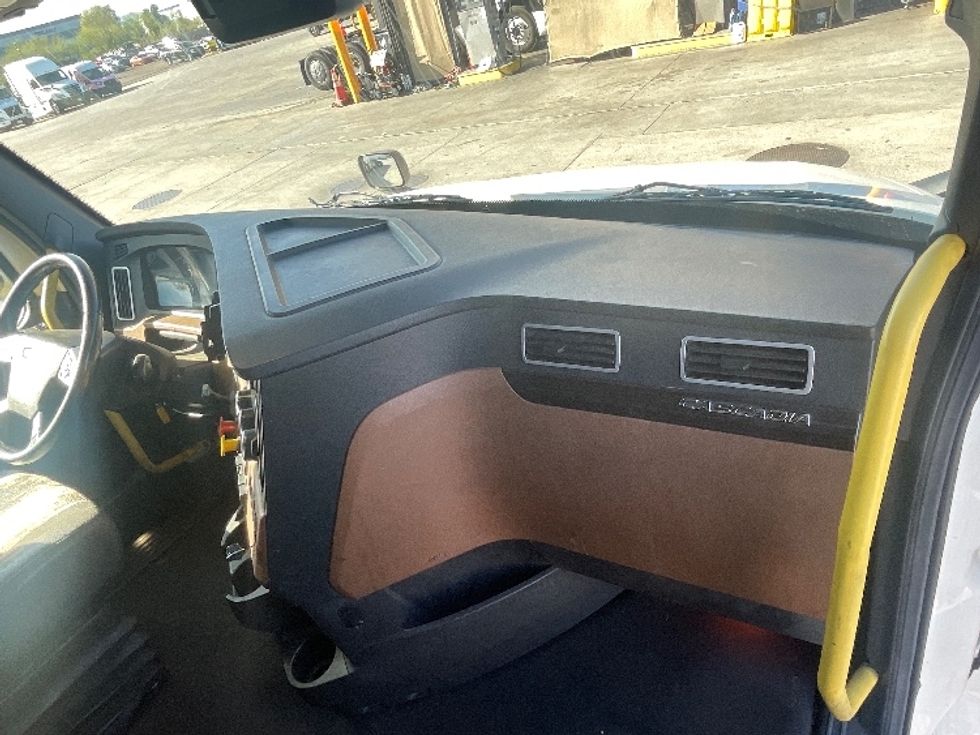 Sleeper Tractor-Heavy Duty Tractors-Freightliner-2020-T12664ST-Phoenix-AZ-590,700\n\t\tmiles-$ 59,500 - Image 14