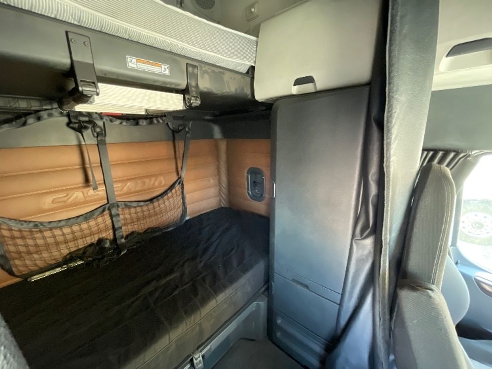 Sleeper Tractor-Heavy Duty Tractors-Freightliner-2020-T12664ST-Phoenix-AZ-590,700\n\t\tmiles-$ 59,500 - Image 19