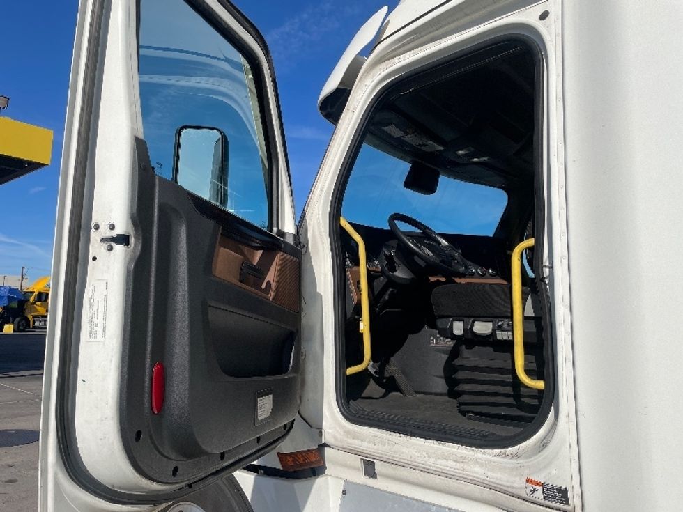 Sleeper Tractor-Heavy Duty Tractors-Freightliner-2020-T12664ST-Phoenix-AZ-590,700\n\t\tmiles-$ 59,500 - Image 9
