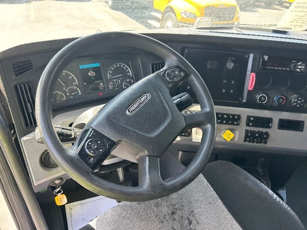 Sleeper Tractor-Heavy Duty Tractors-Freightliner-2020-T12664ST-Phoenix-AZ-611,821\n\t\tmiles-$ 58,750 - Image 11
