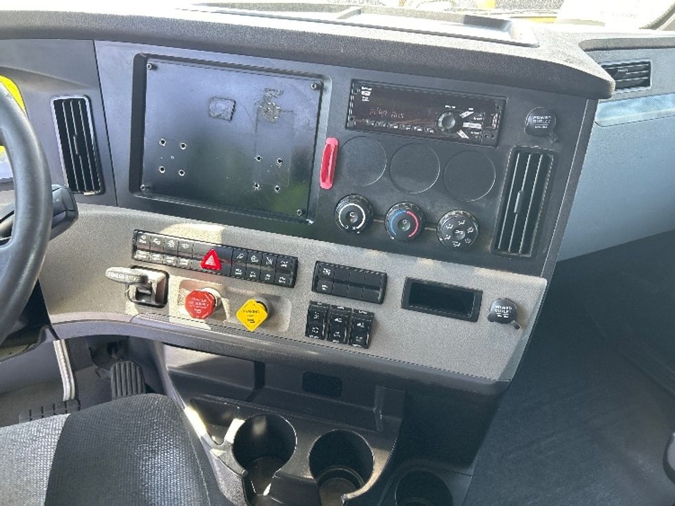 Sleeper Tractor-Heavy Duty Tractors-Freightliner-2020-T12664ST-Phoenix-AZ-611,821\n\t\tmiles-$ 58,750 - Image 12
