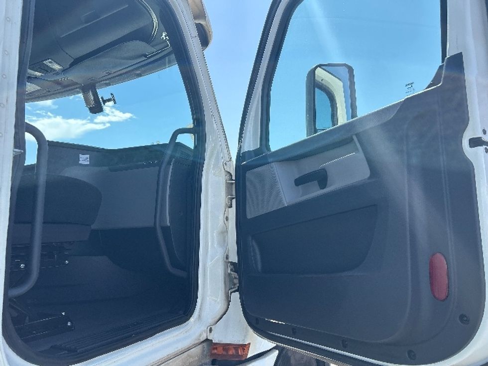 Sleeper Tractor-Heavy Duty Tractors-Freightliner-2020-T12664ST-Phoenix-AZ-611,821\n\t\tmiles-$ 58,750 - Image 13