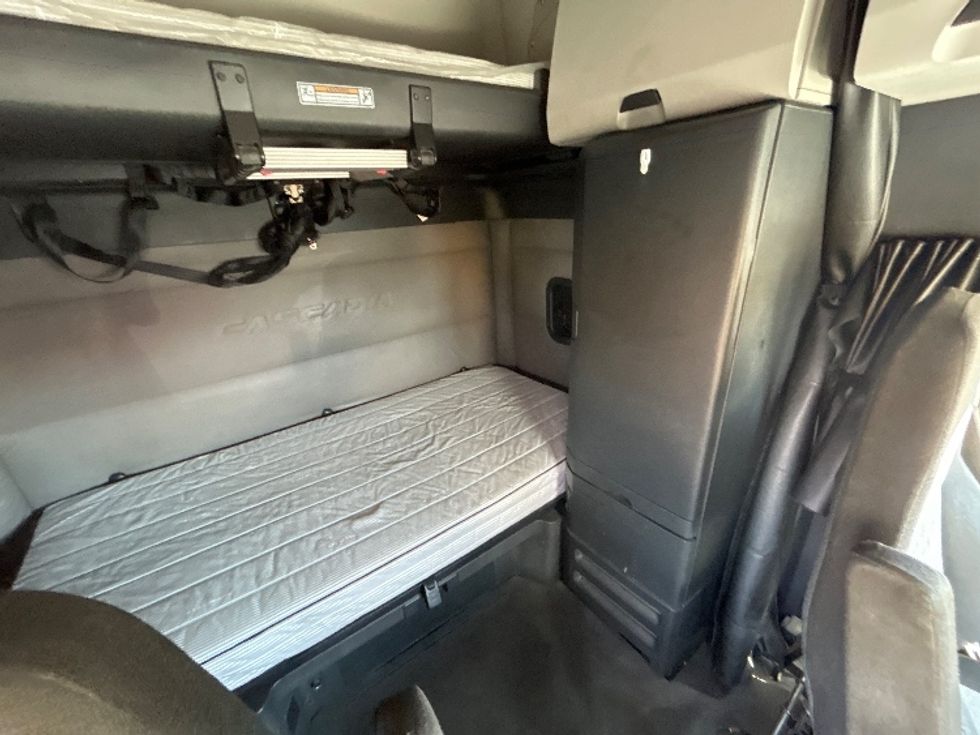 Sleeper Tractor-Heavy Duty Tractors-Freightliner-2020-T12664ST-Phoenix-AZ-611,821\n\t\tmiles-$ 58,750 - Image 18