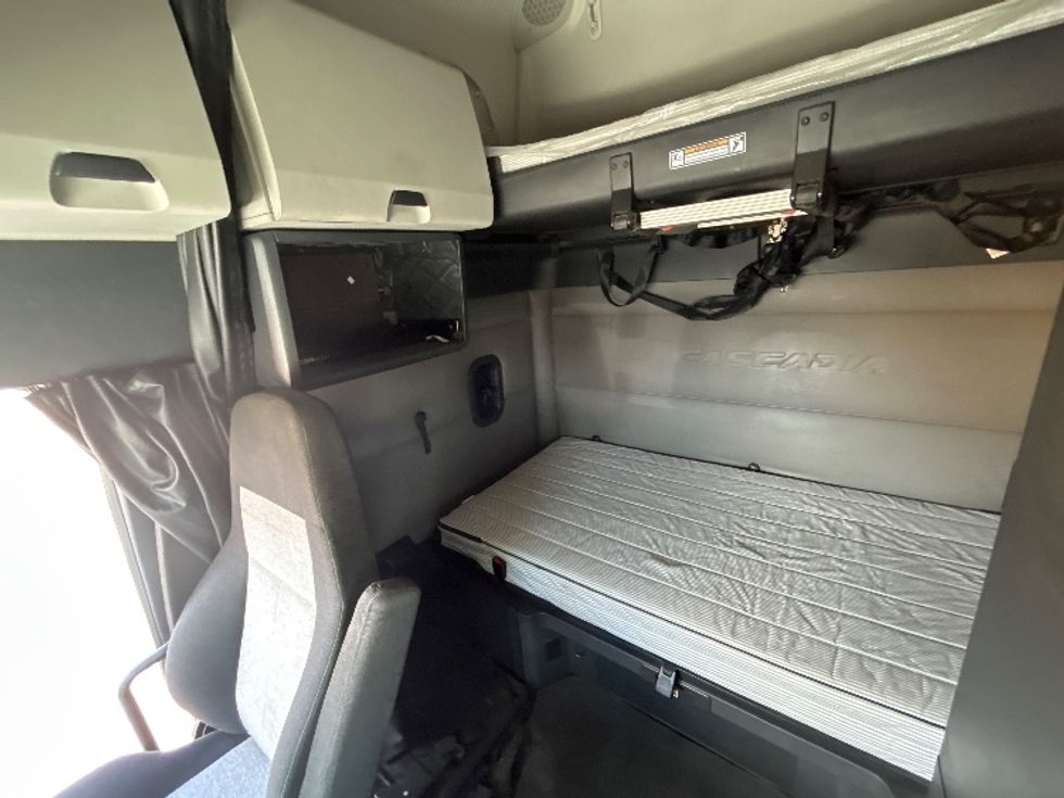 Sleeper Tractor-Heavy Duty Tractors-Freightliner-2020-T12664ST-Phoenix-AZ-611,821\n\t\tmiles-$ 58,750 - Image 19