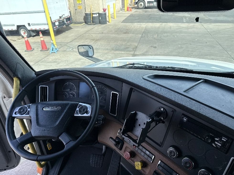 Sleeper Tractor-Heavy Duty Tractors-Freightliner-2020-T12664ST-Phoenix-AZ-615,034\n\t\tmiles-$ 54,750 - Image 11