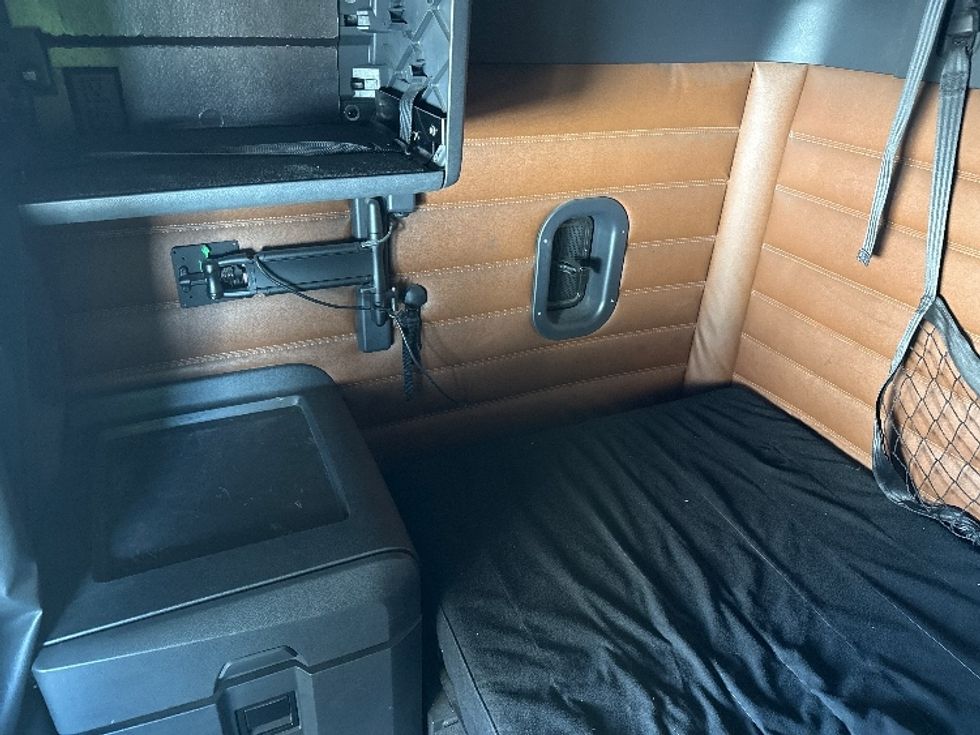 Sleeper Tractor-Heavy Duty Tractors-Freightliner-2020-T12664ST-Phoenix-AZ-615,034\n\t\tmiles-$ 54,750 - Image 18