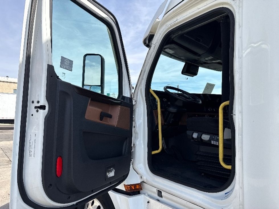 Sleeper Tractor-Heavy Duty Tractors-Freightliner-2020-T12664ST-Phoenix-AZ-615,034\n\t\tmiles-$ 54,750 - Image 9