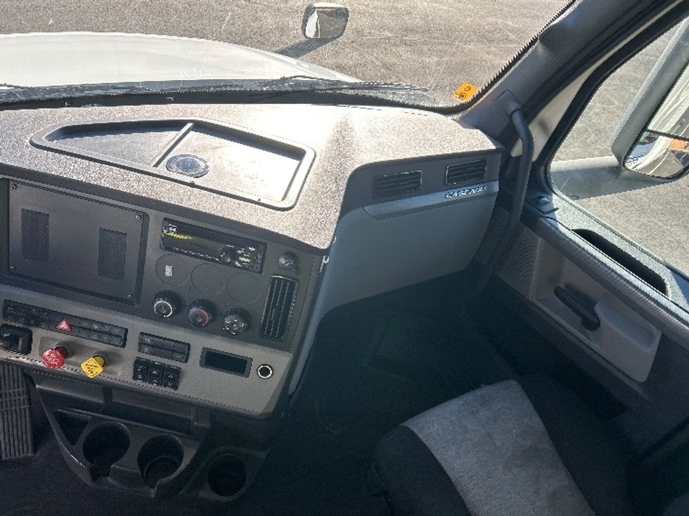 Sleeper Tractor-Heavy Duty Tractors-Freightliner-2020-T12664ST-Phoenix-AZ-632,000\n\t\tmiles-$ 58,750 - Image 12
