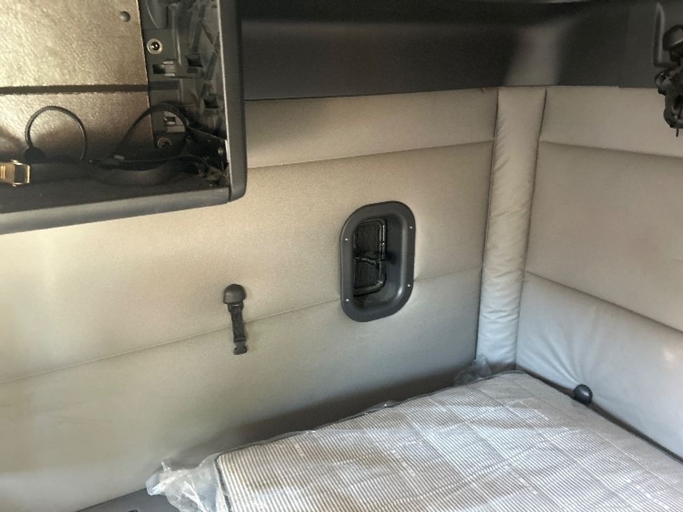 Sleeper Tractor-Heavy Duty Tractors-Freightliner-2020-T12664ST-Phoenix-AZ-632,000\n\t\tmiles-$ 58,750 - Image 18