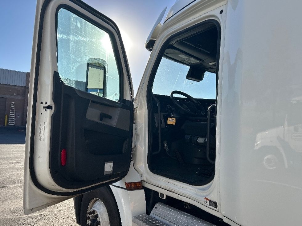 Sleeper Tractor-Heavy Duty Tractors-Freightliner-2020-T12664ST-Phoenix-AZ-632,000\n\t\tmiles-$ 58,750 - Image 9