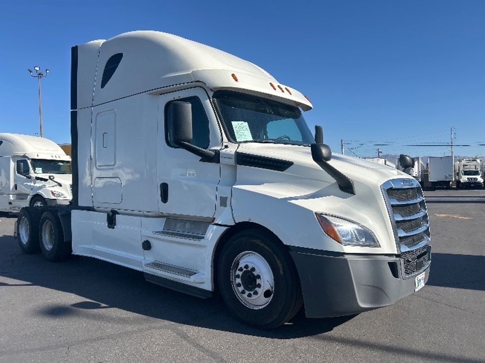Sleeper Tractor-Heavy Duty Tractors-Freightliner-2020-T12664ST-Phoenix-AZ-640,807\n\t\tmiles-$ 55,500 - Image 1