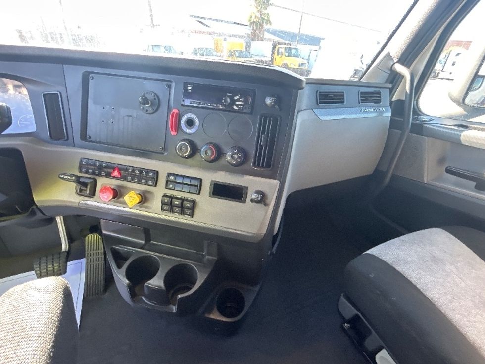 Sleeper Tractor-Heavy Duty Tractors-Freightliner-2020-T12664ST-Phoenix-AZ-640,807\n\t\tmiles-$ 55,500 - Image 12