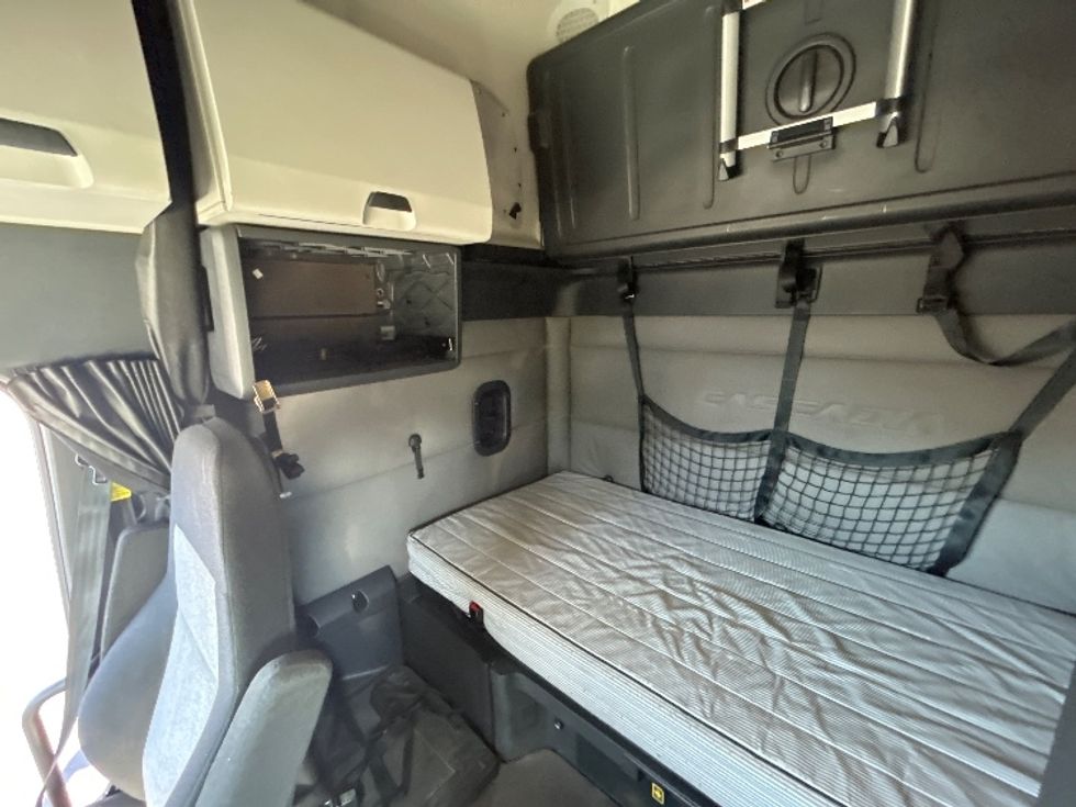 Sleeper Tractor-Heavy Duty Tractors-Freightliner-2020-T12664ST-Phoenix-AZ-643,160\n\t\tmiles-$ 55,250 - Image 19