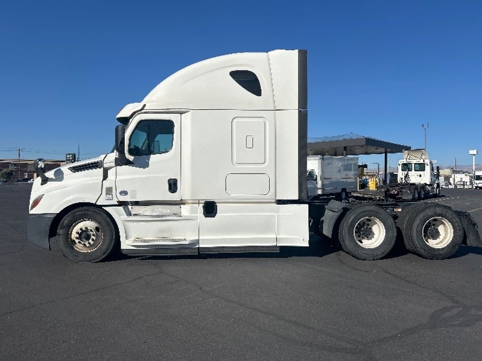 Sleeper Tractor-Heavy Duty Tractors-Freightliner-2020-T12664ST-Phoenix-AZ-643,160\n\t\tmiles-$ 55,250 - Image 4